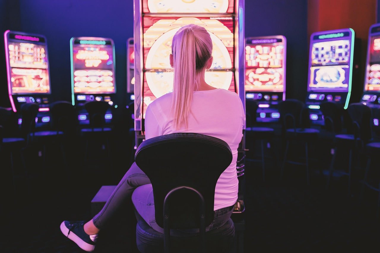 Interface meja blackjack dengan tombol hit, stand, dan informasi taruhan yang jelas